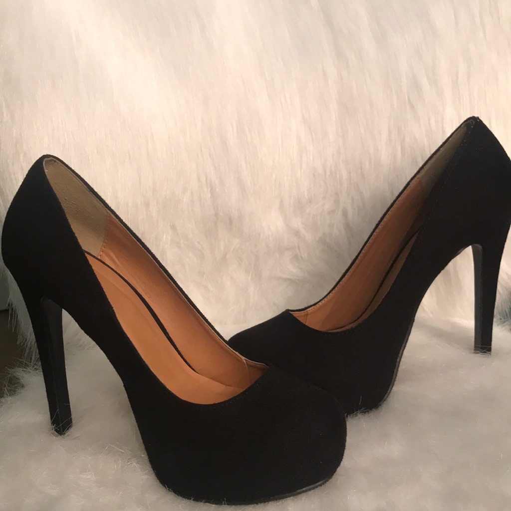 Basic Black Pumps